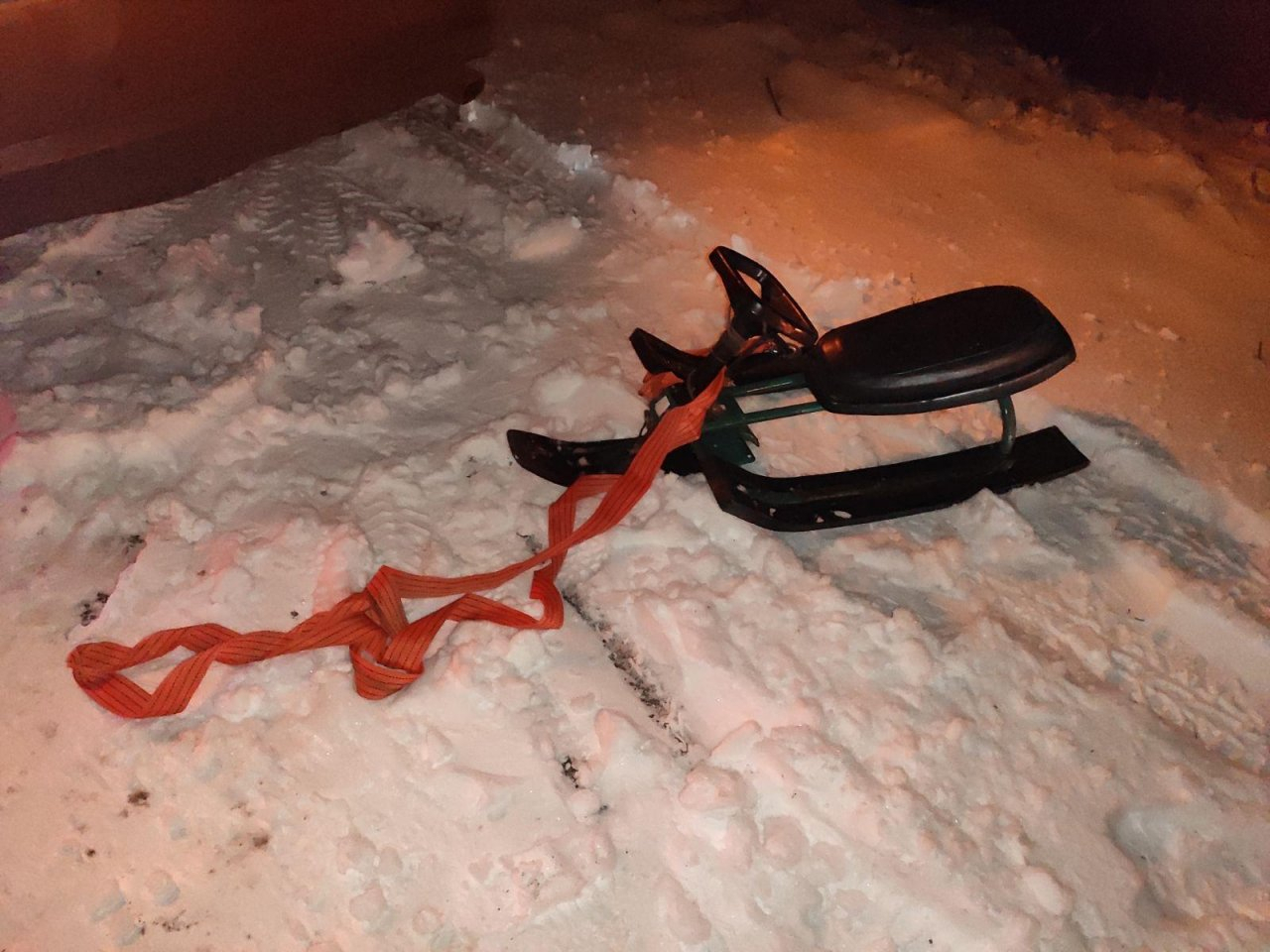 18-летний нижегородец погиб, упав со снегоката под колеса автомобиля