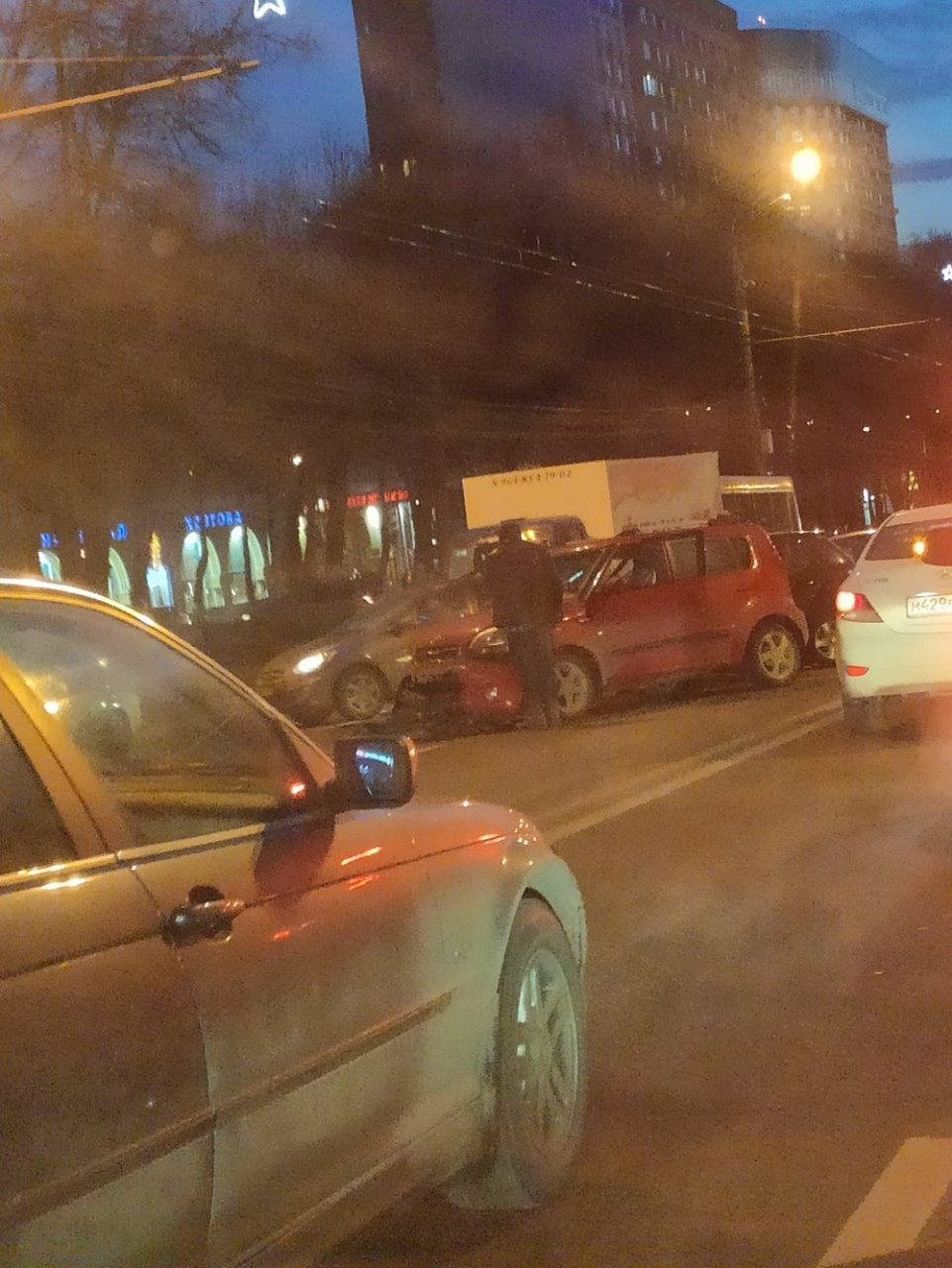 Авария парализовала движение на проспекте Гагарина в Нижнем Новгороде (ВИДЕО)