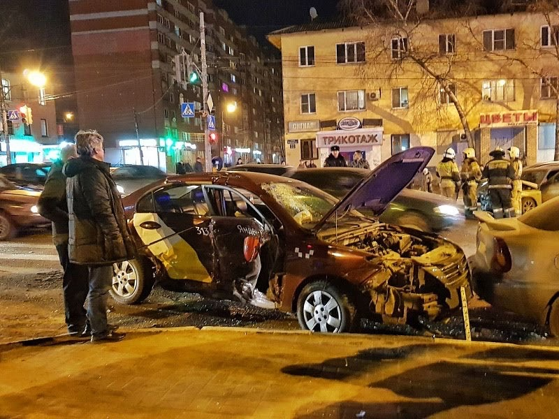 «Вы все хорошие водители?» Три автомобиля столкнулись на пересечении улиц Ванеева и Панина (ФОТО)