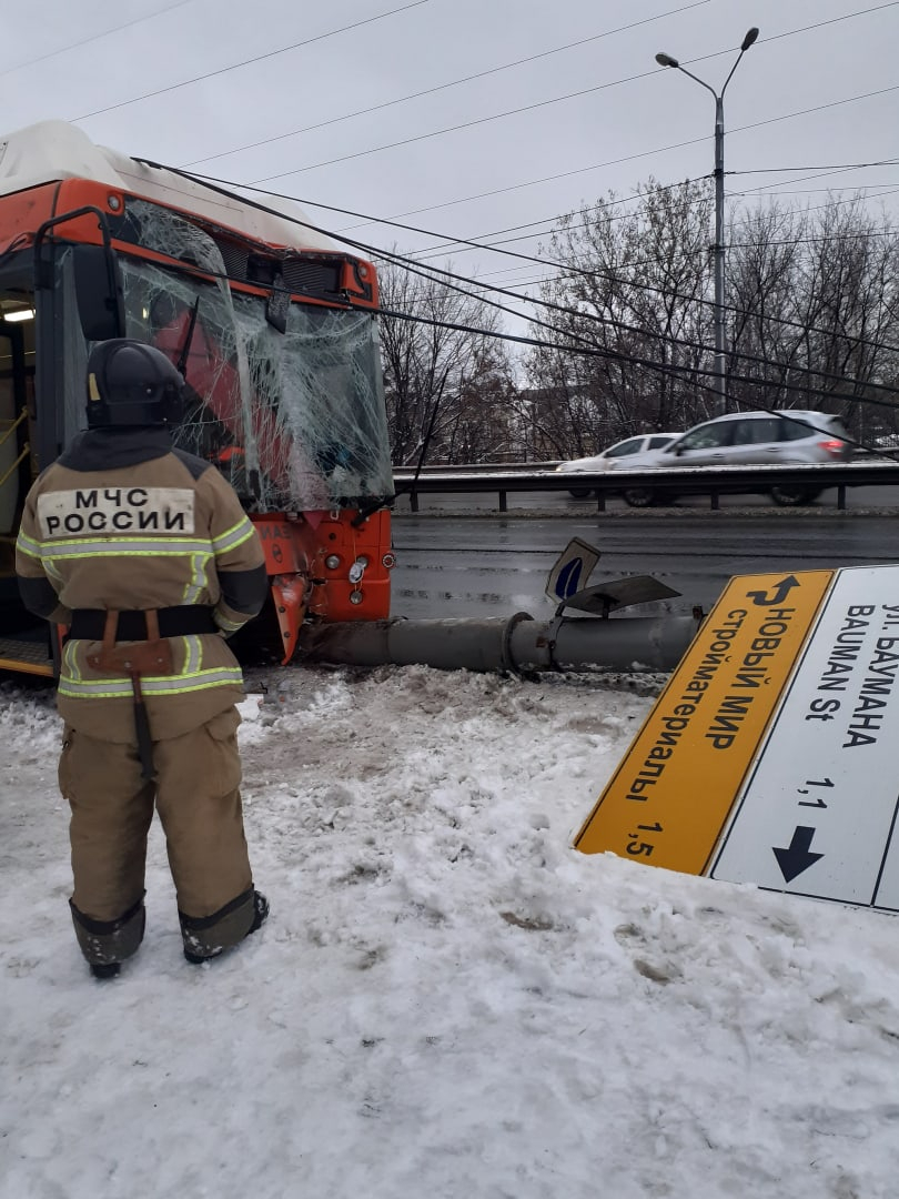 Смертельная авария на Мызинском мосту: в столб врезался пассажирский автобус