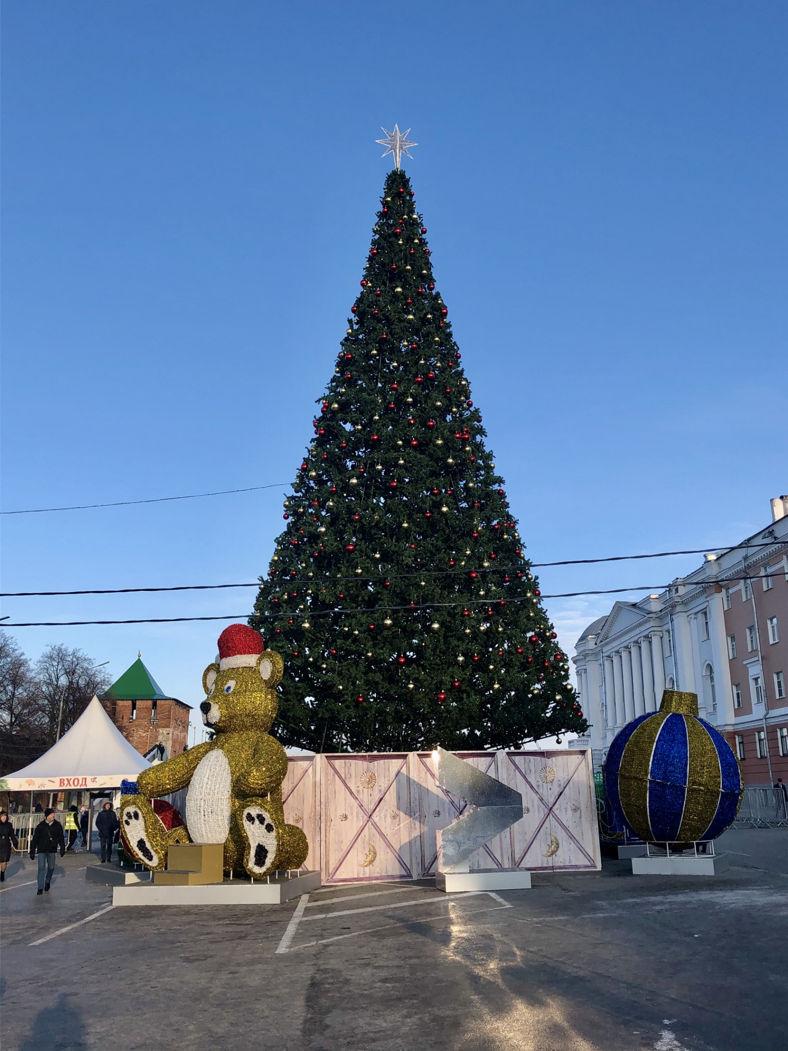 У кого выше: новогодняя елка в Нижнем Новгороде стала восьмой по высоте в России