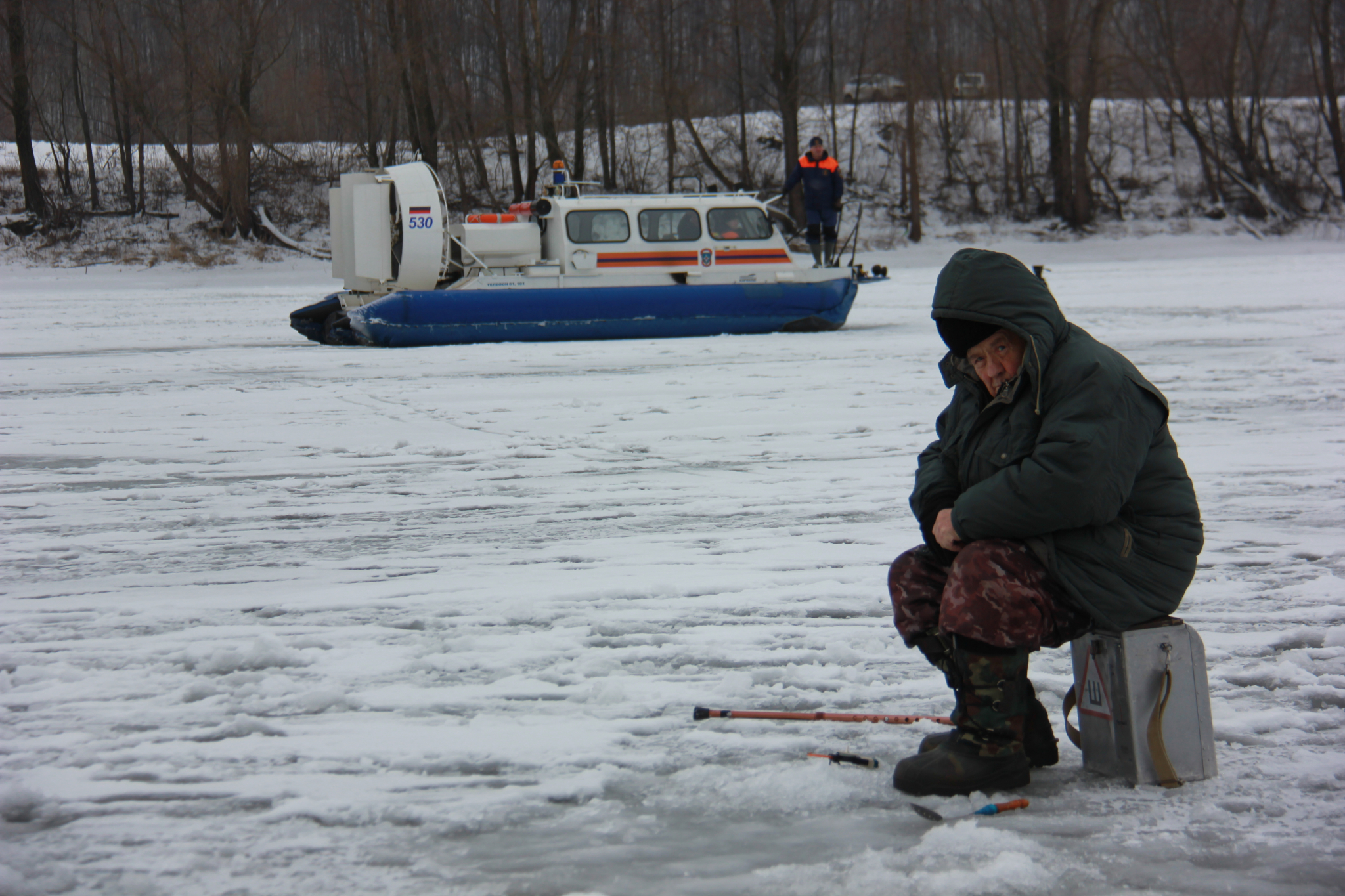 Спасатели напомнили нижегородским рыбакам о правилах поведения на тонком льду