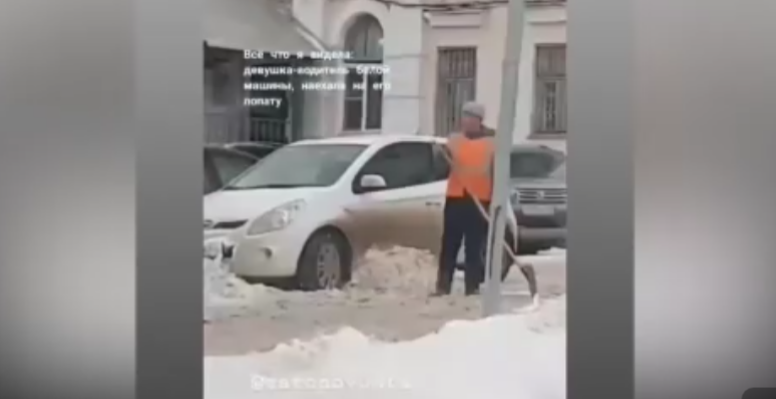 Чтобы дурь вышла: дворник вкопал в снег машину автохамки в Сарове (ВИДЕО)