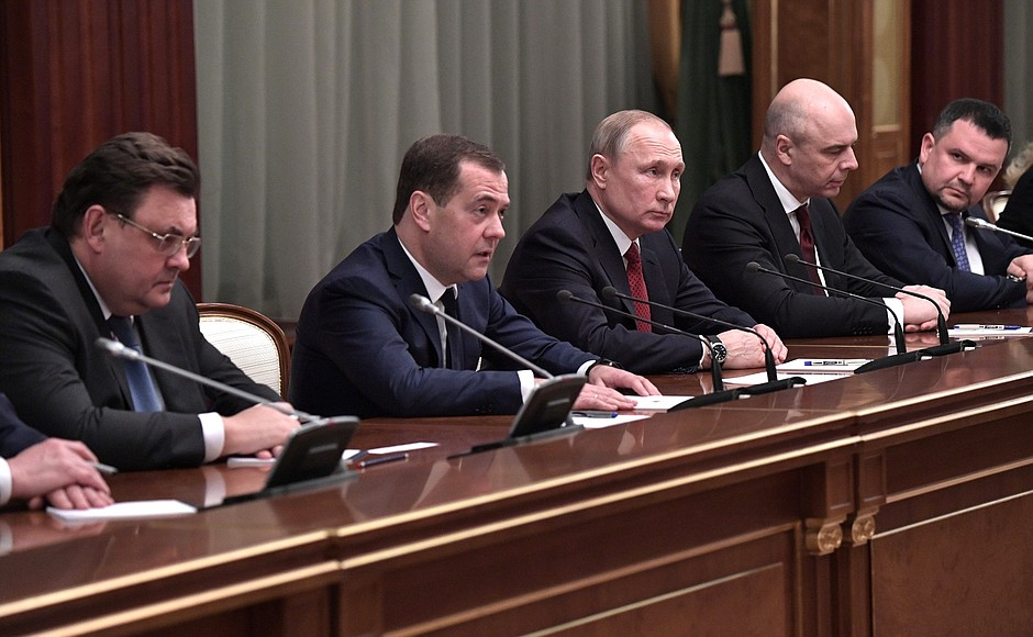 Дмитрий Медведев объявил об отставке правительства в полном составе