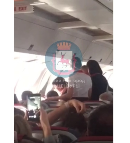 Нижегородцы, летевшие из Пхукета, устроили дебош на борту самолета (ВИДЕО)