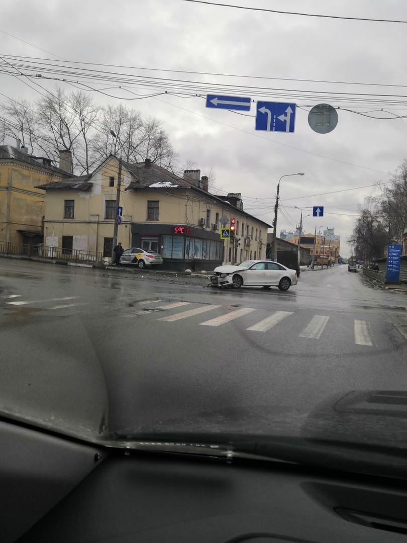 «Летают как угорелые»: на перекрестке улиц Керченской и Совнаркомовской такси протаранило столб и магазин (ВИДЕО)