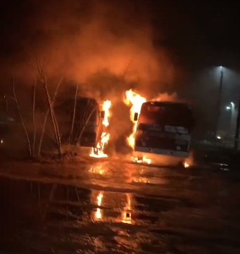 Видео дня: в Заволжье подожгли два автобуса
