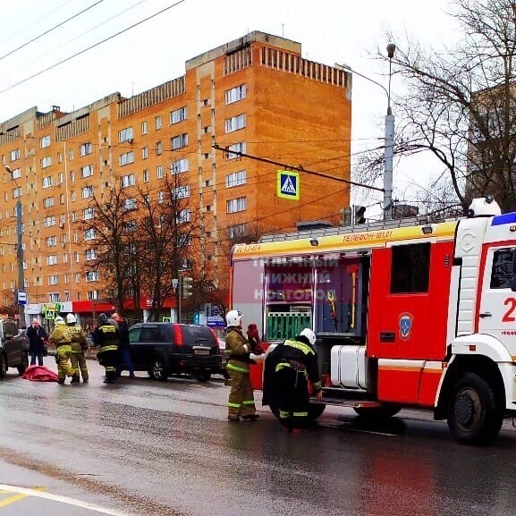 Водитель сбил 18-летнего нижегородца, переходящего дорогу на зеленый свет, и уехал с места ДТП