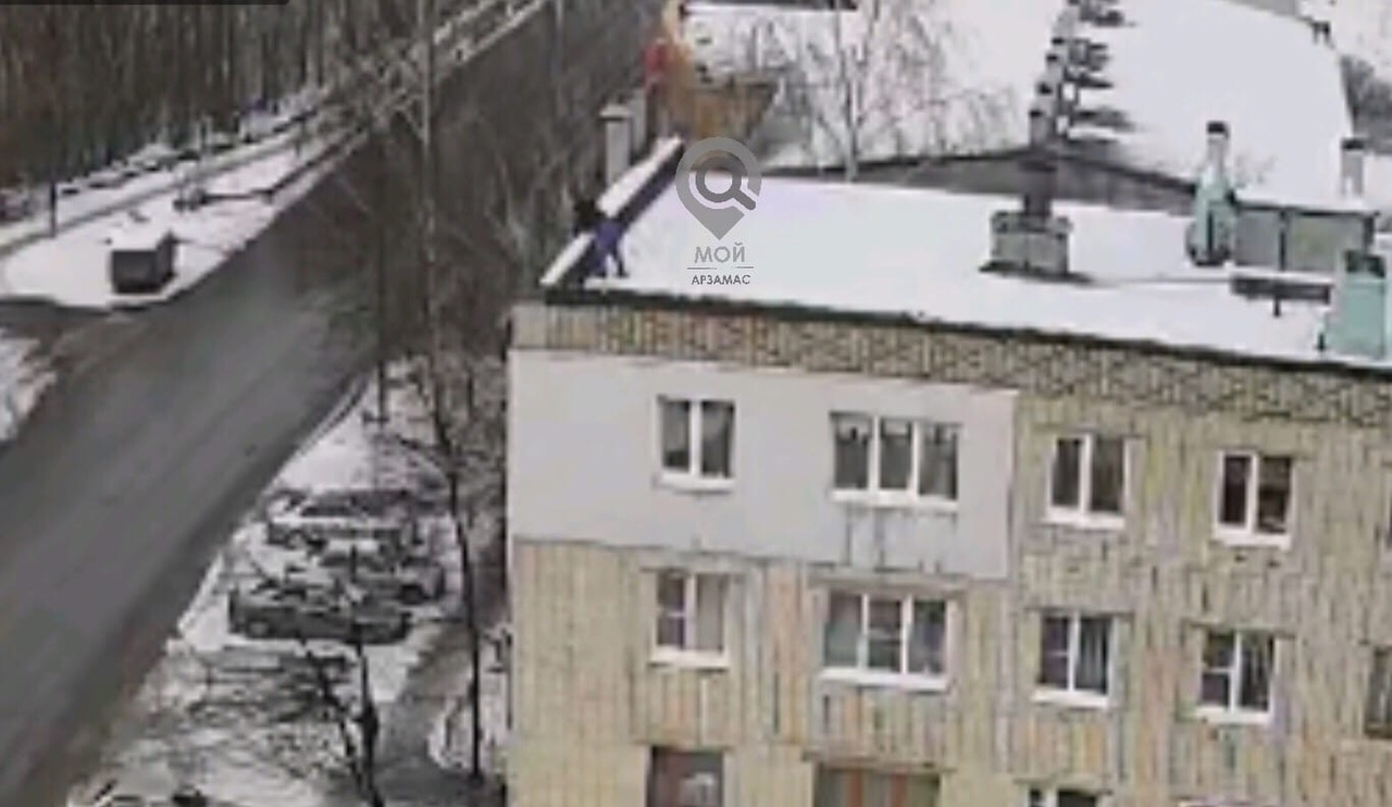 Мужчина погиб при падении с крыши дома в Арзамасе 25 января