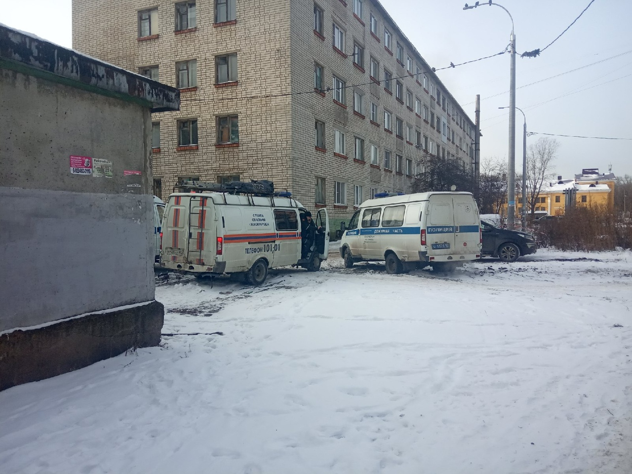 Труп мужчины обнаружили около общежития в Ленинском районе