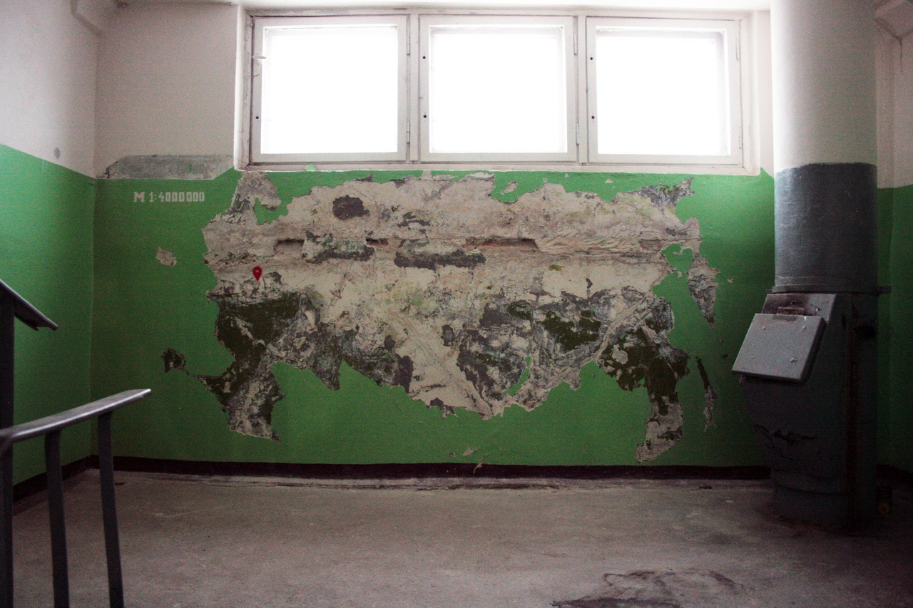 «Беспощадное искусство»: художник вырубил карту России в подъезде нижегородского дома (ФОТО)