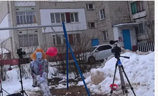 Фото к статье: 100 тысяч рублей за снеговика: Пеннивайз поселился во дворе в Сарове (ВИДЕО)