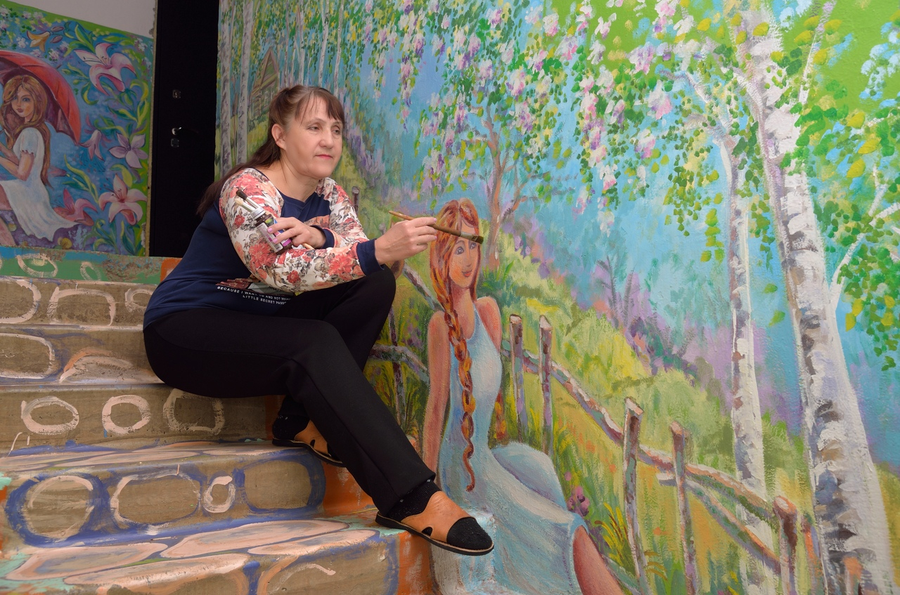 Жительница Арзамаса Надежда Худина превратила обычный подъезд в художественную галерею (ФОТО)