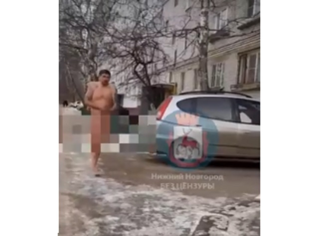«Он единится с природой»: мужчина прогулялся в «костюме Адама» по Автозаводскому району (ВИДЕО)