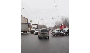 Пошел на таран: грузовик и легковушка столкнулись в Автозаводском районе (ВИДЕО)