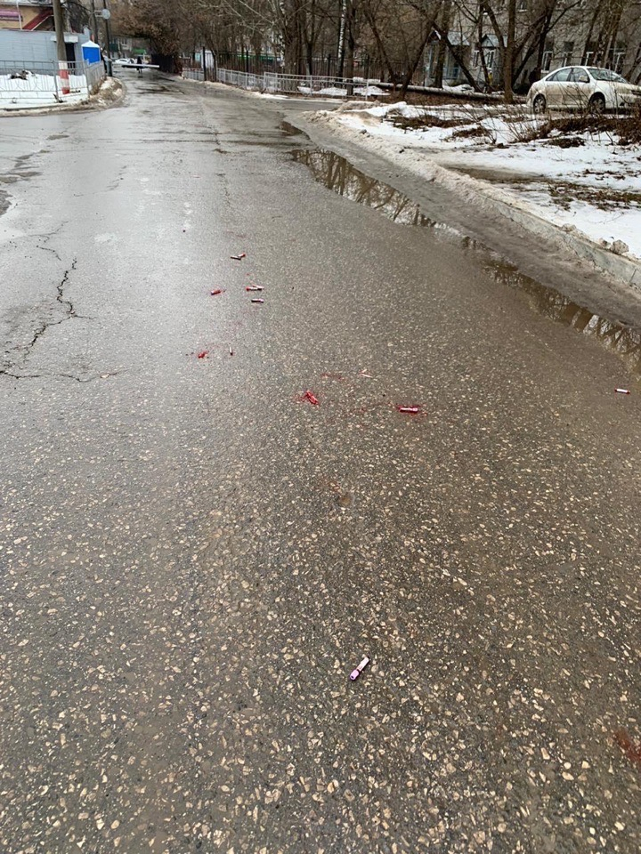 Пробирки с кровью выпали из мусоровоза на дорогу около больницы в Выксе