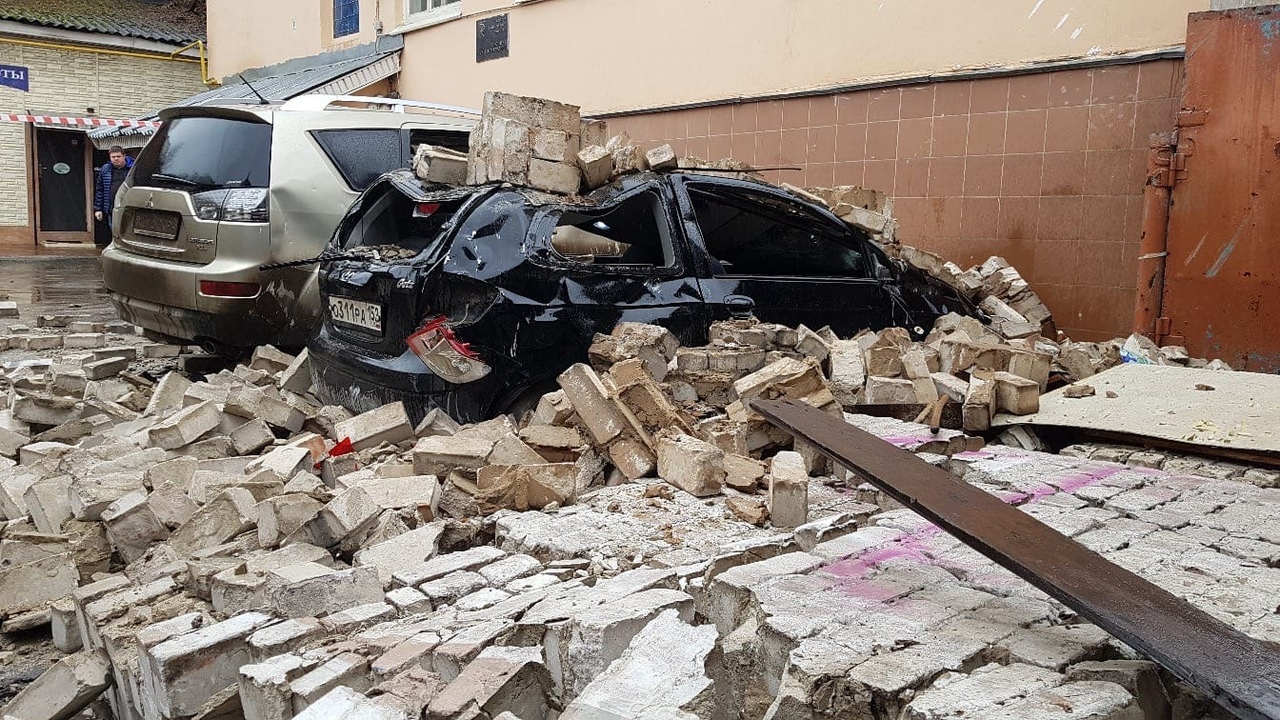 Кирпичная стена обрушилась на припаркованные автомобили в Нижнем Новгороде (ФОТО)