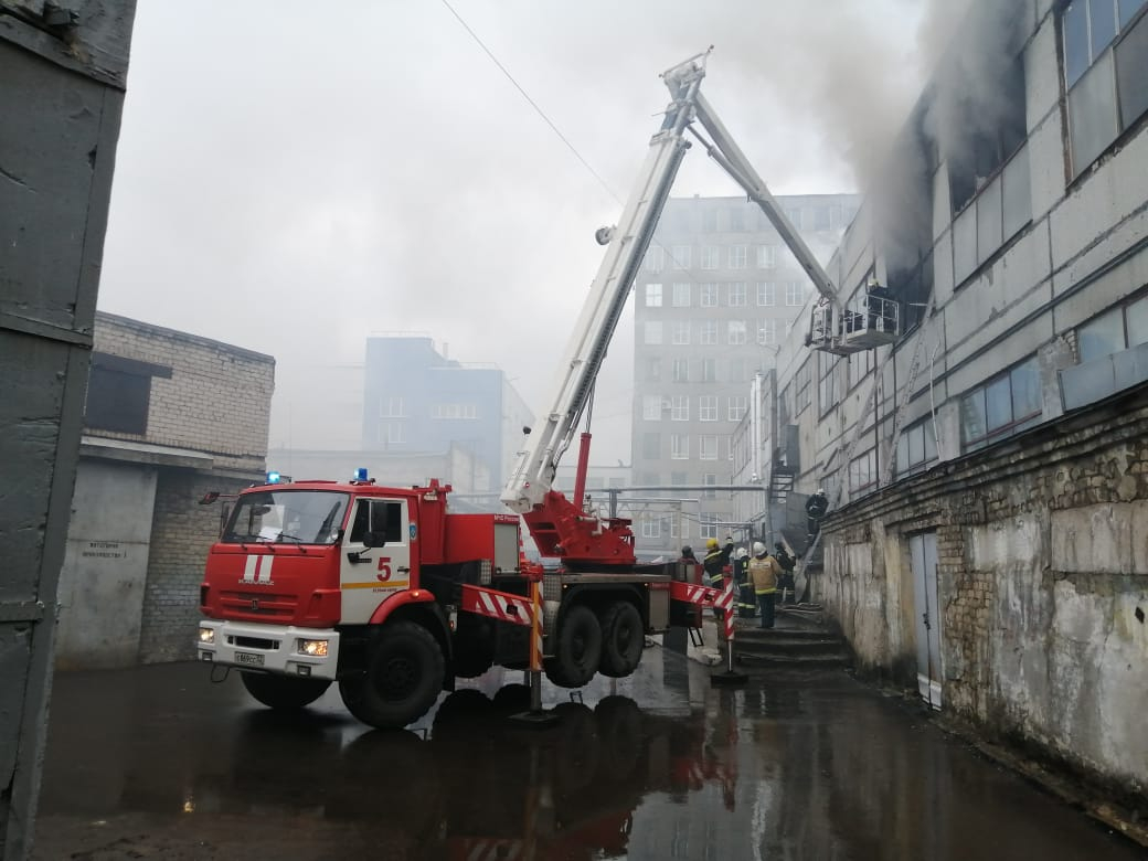 Цех по производству полиэтиленовых мешков на заводе имени Попова сгорел в Нижнем Новгороде