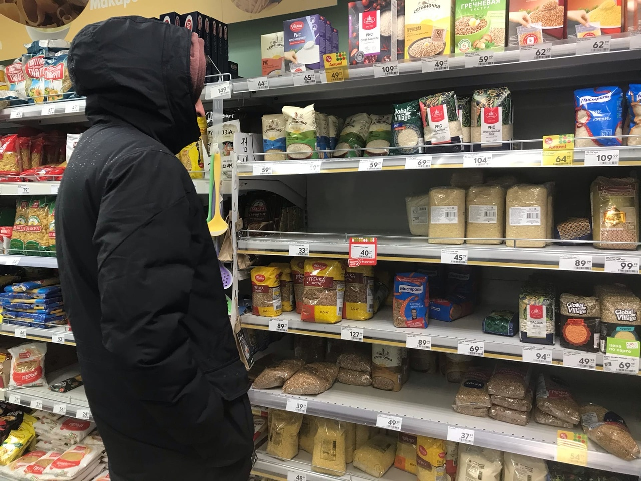 «Люди к апокалипсису готовятся»: нижегородцы опустошают полки в продуктовых магазинах