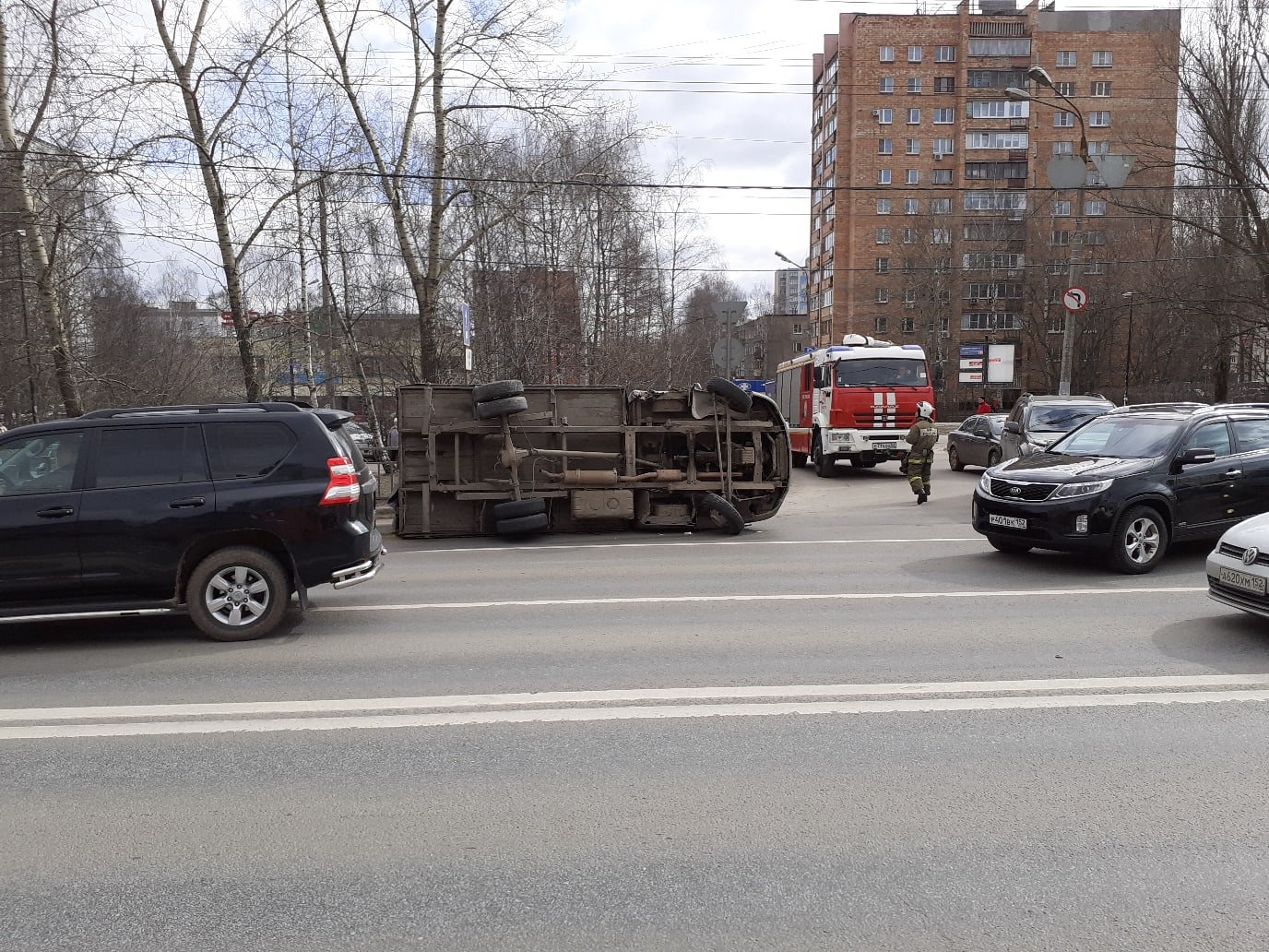 Серьезная авария на проспекте Гагарина: на проезжей части не смогли разъехаться Газель и иномарка (Фото)
