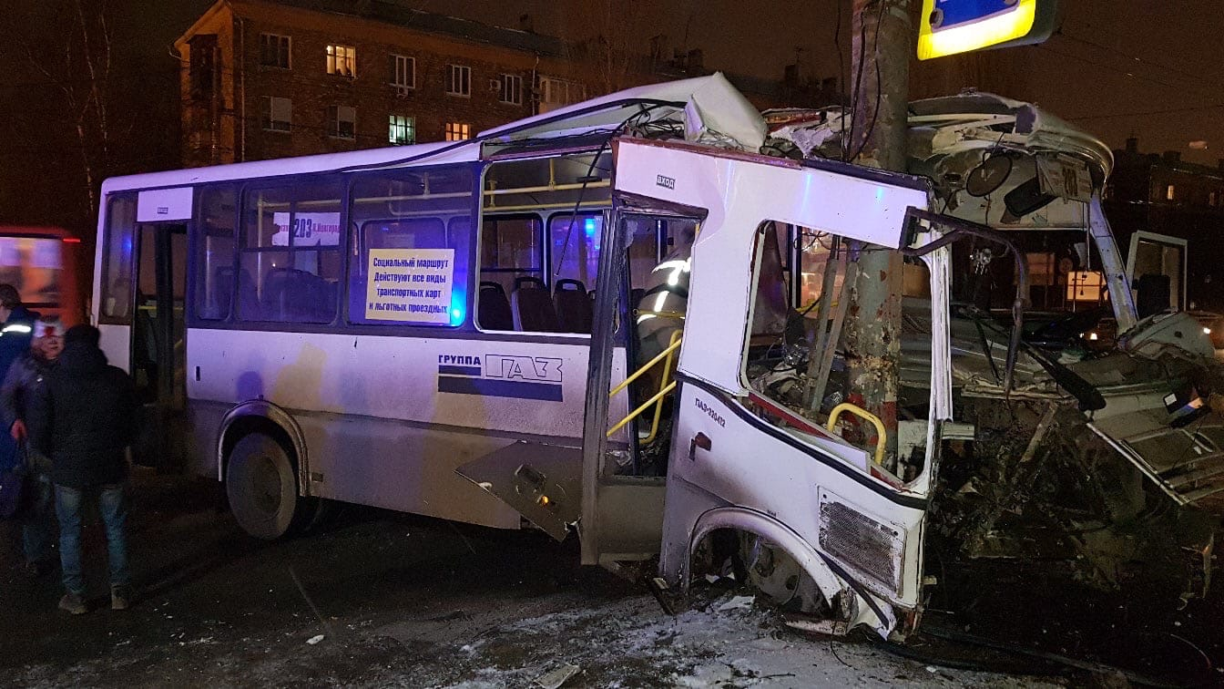 Шесть человек пострадали при столкновении иномарки и рейсового автобуса на Сормовском шоссе