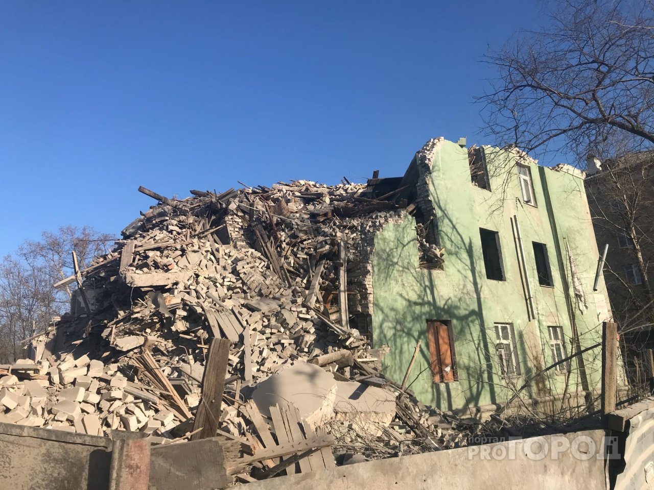 Жители Самочкина, где сносят здание общежития, просят дать рабочим выходные