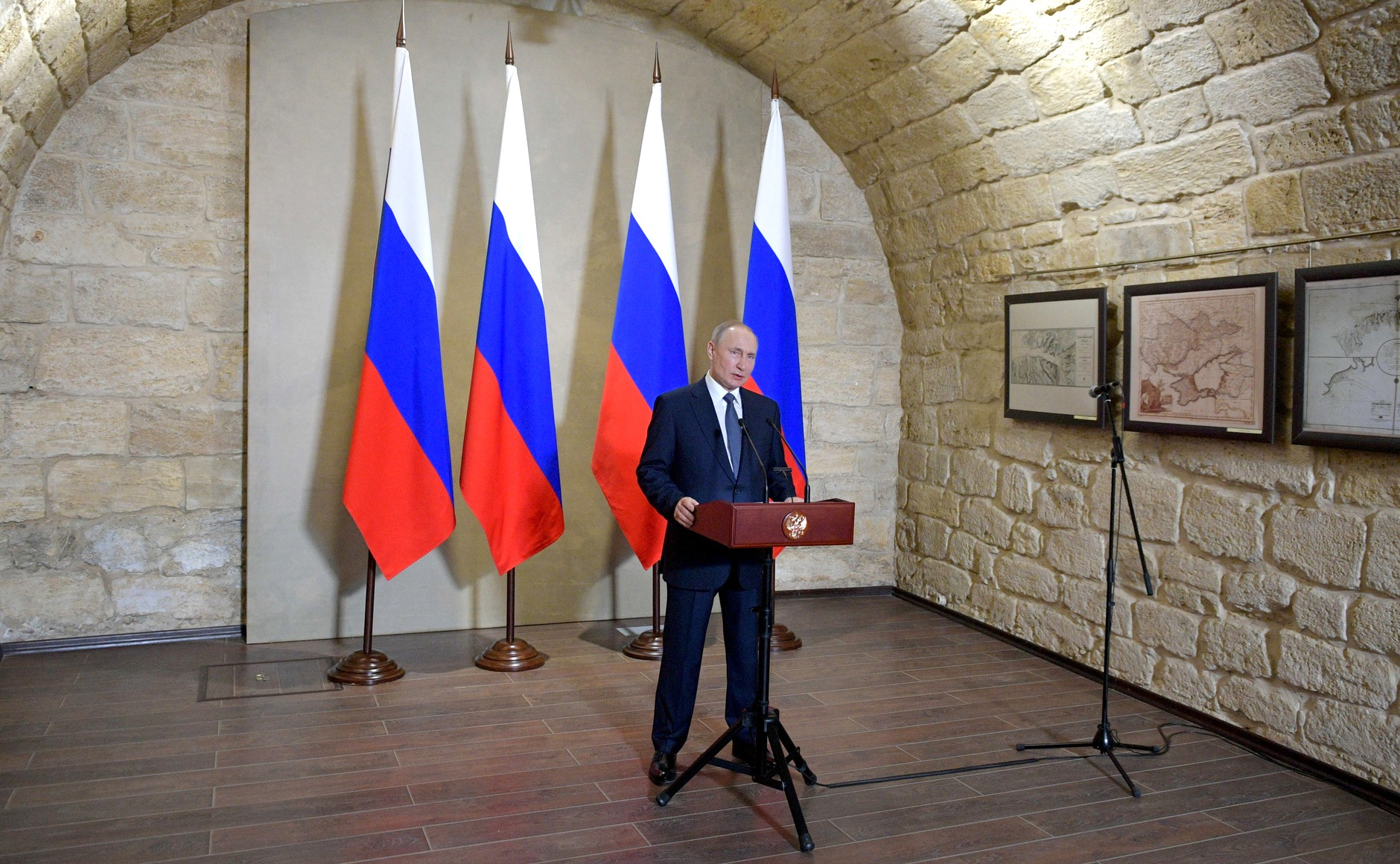 Президент России Владимир Путин продлил нерабочие дни до конца апреля