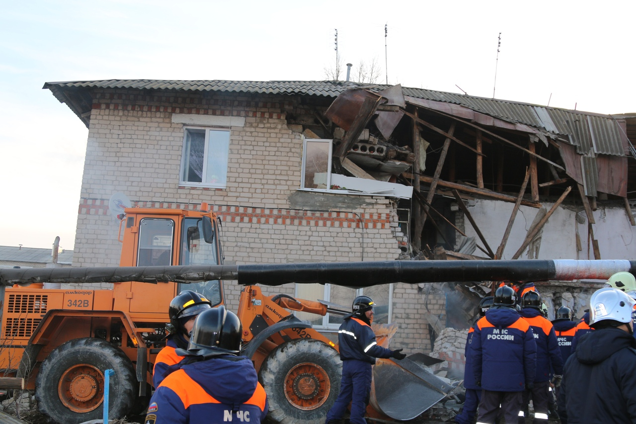 Появились фото и видео с места обрушения дома в Вачском районе