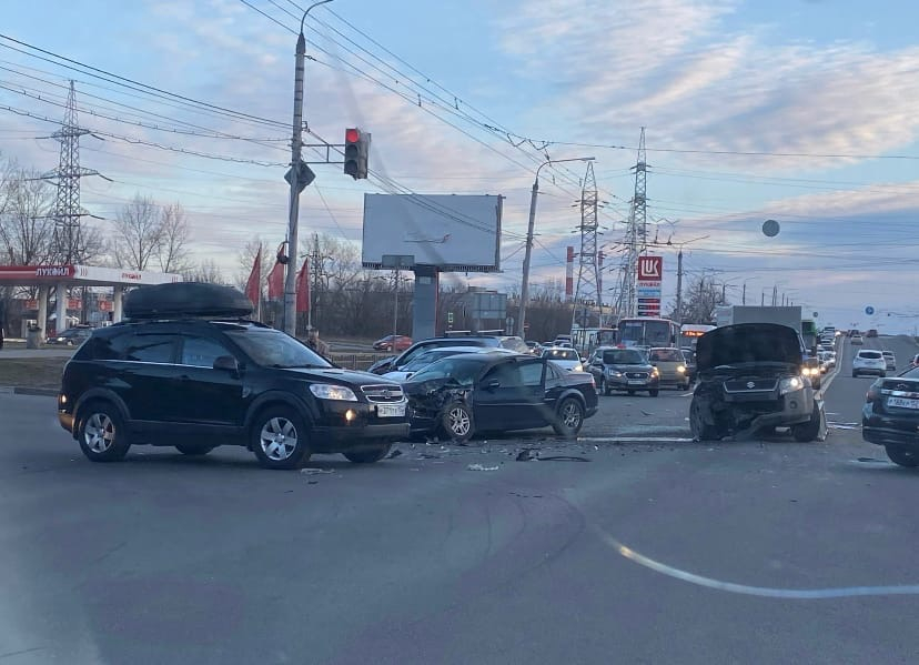 Неизвестный водитель на «Субару» устроил массовое ДТП на проспекте Ленина (ВИДЕО)
