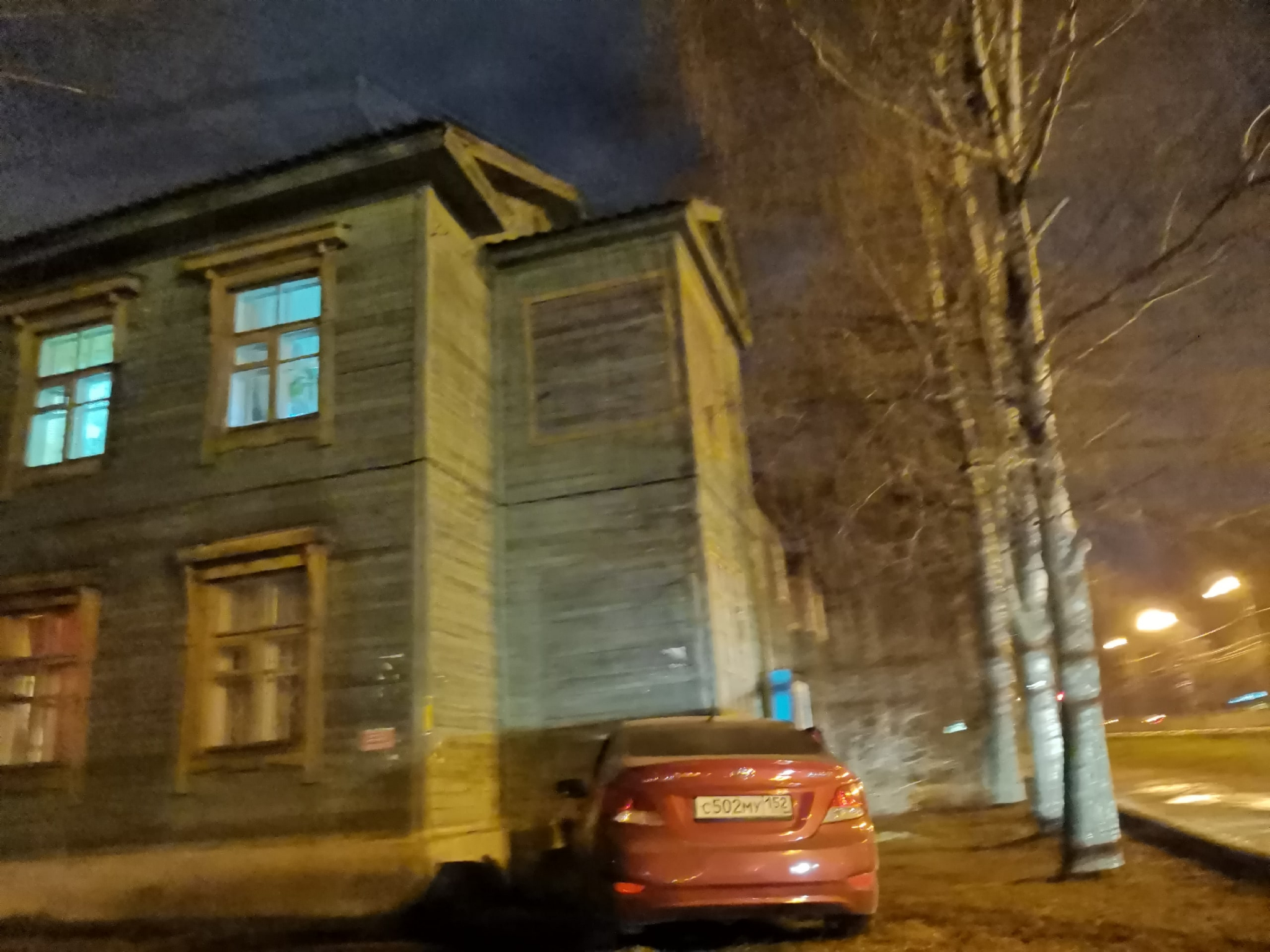 Иномарка протаранила жилой дом в Московском районе Нижнего Новгорода