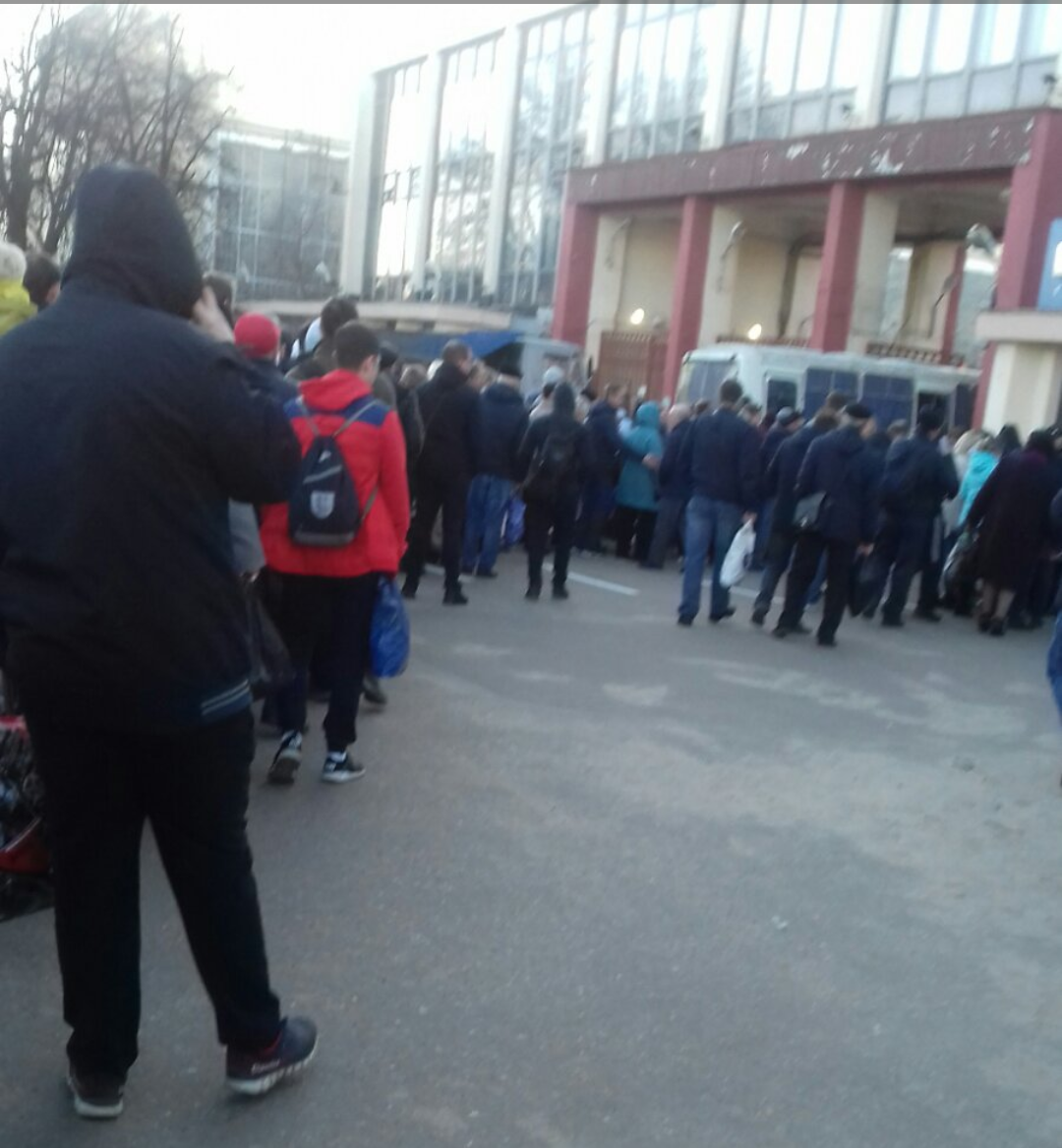 «Привет доносчикам»: ГАЗ заплатит большой штраф за очереди на проходных