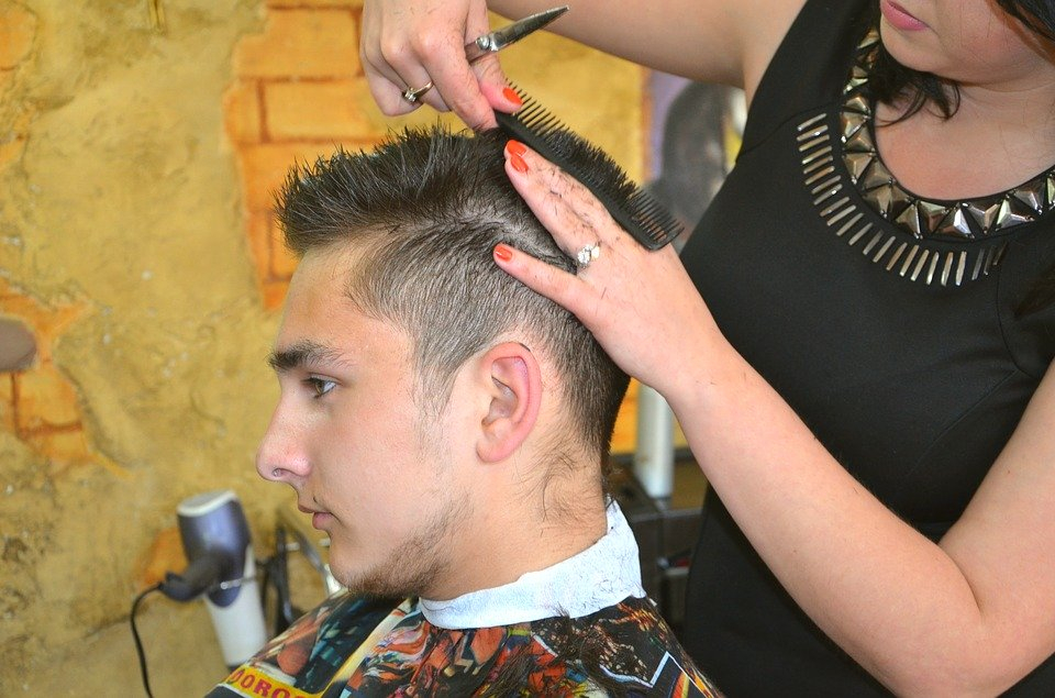 В Нижнем Новгороде парикмахер, принимавший на дому во время самоизоляции, заплатит штраф