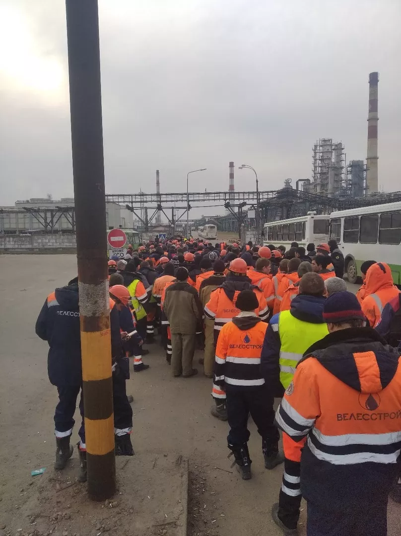 Фото к статье: Нижегородский завод «Лукойл» оштрафовали на 300 тысяч рублей за очередь на проходной