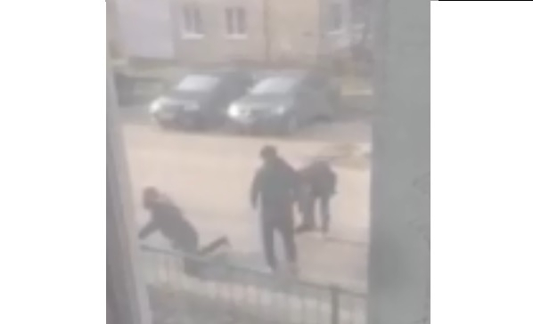 Трое подростков жестоко избили мужчину в Арзамасе (видео)