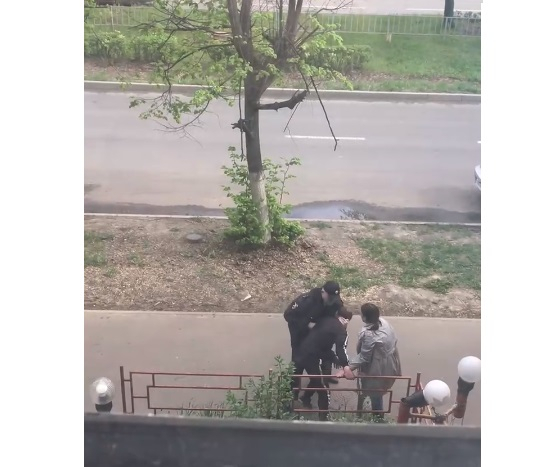 Нижегородские полицейские жестко задерживают нарушителя самоизоляции (ВИДЕО)