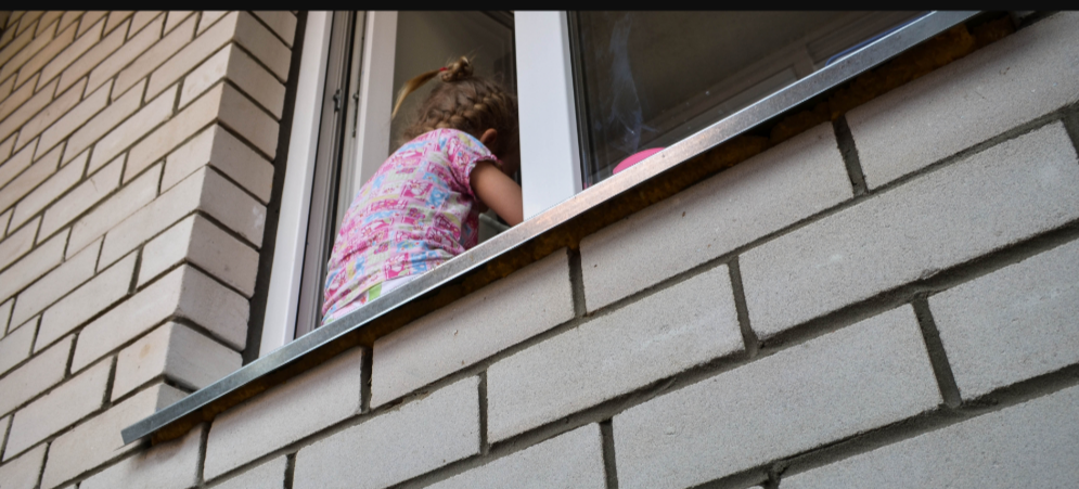 Трехлетняя девочка выпала из окна квартиры в Павлове