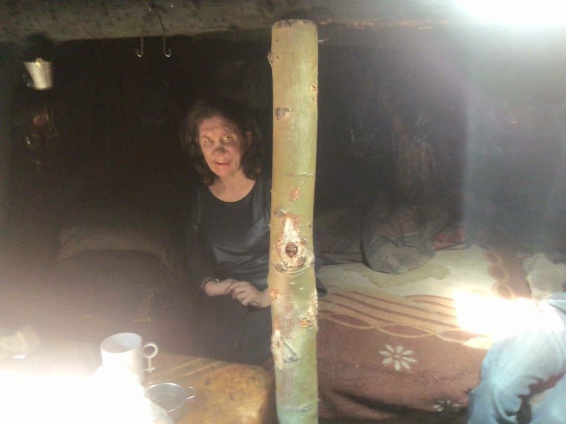 "Сбежала из больницы": нижегородку без ног нашли в землянке около кладбища в Чите