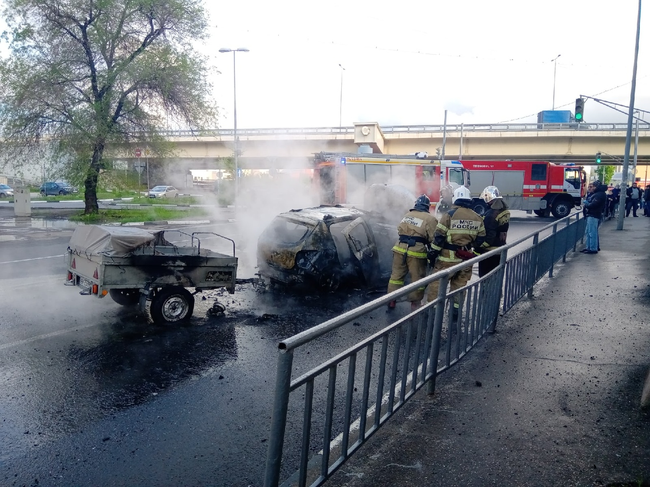 «Каких-то 20-30 секунд»: иномарка вспыхнула посреди дороги в Нижнем Новгороде (ВИДЕО)