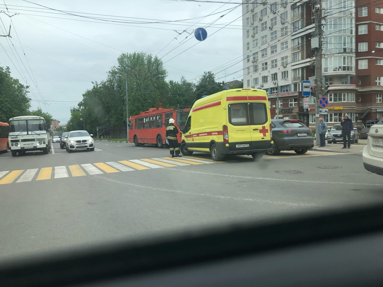 Мотоцикл и иномарка «не поделили» дорогу в Нижнем Новгороде: есть пострадавшие (ФОТО)