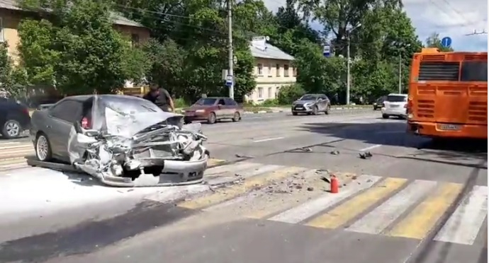 Две иномарки и автобус с пассажирами столкнулись в Нижнем Новгороде (ВИДЕО)