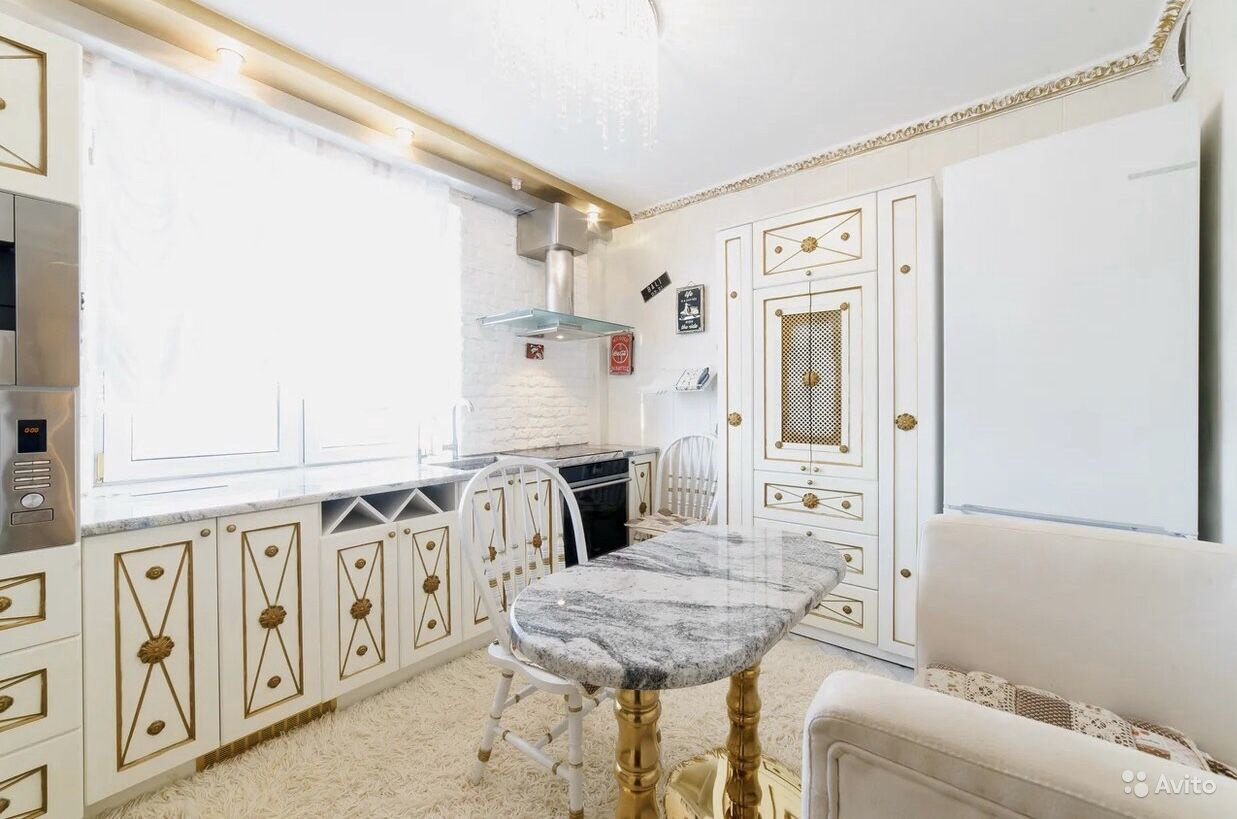 За сколько в Нижнем Новгороде продают однокомнатную квартиру с золотым унитазом