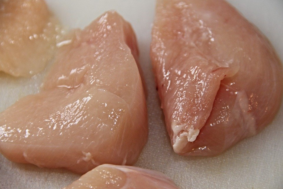 Эксперты Роскачества нашли антибиотики и хлор в курином филе