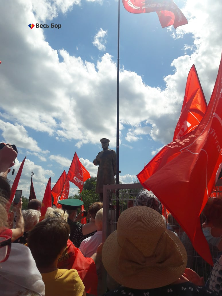 На Бору торжественно открыли памятник Иосифу Сталину, несмотря на запрет властей