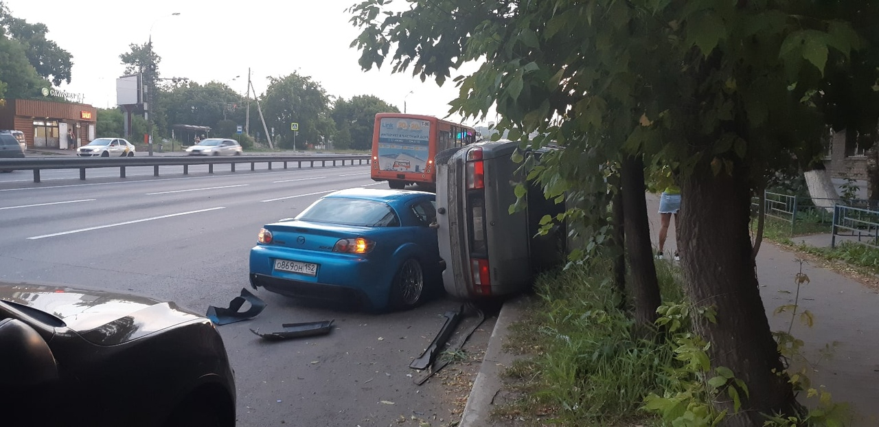 Иномарка протаранила припаркованный автомобиль в Нижнем Новгороде (ФОТО)