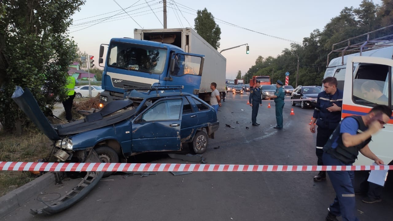Пять детей пострадали при столкновении легковушки и грузовика в Нижнем Новгороде (ФОТО, ВИДЕО)