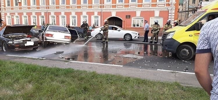 Массовая авария случилась на Нижневолжской набережной: есть пострадавшие (ВИДЕО)