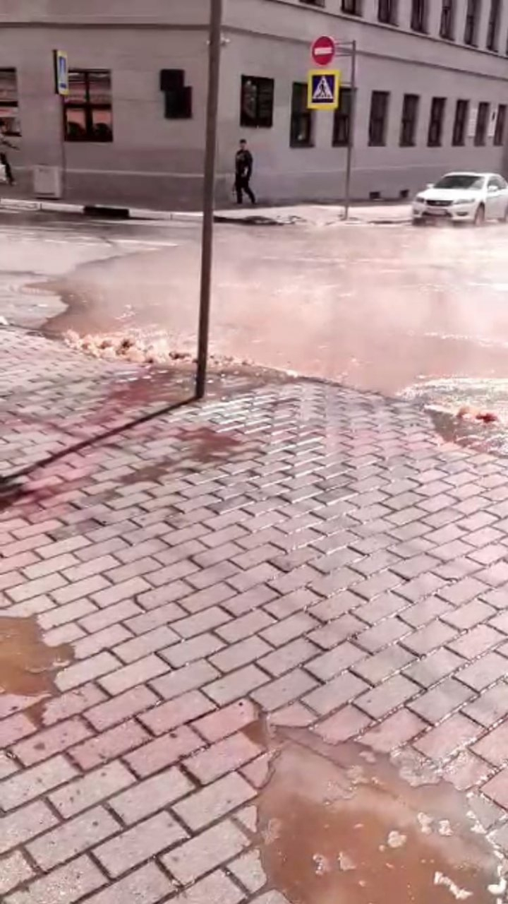 Видео: в центре Нижнего Новгорода забил горячий «фонтан»
