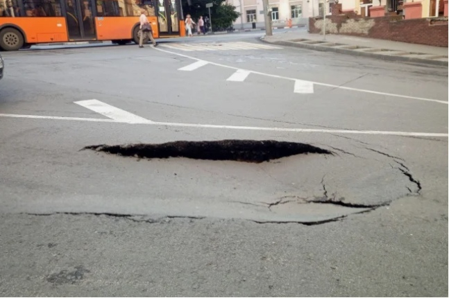 Полутора метровая яма образовалась на дороге в центре Нижнего Новгорода
