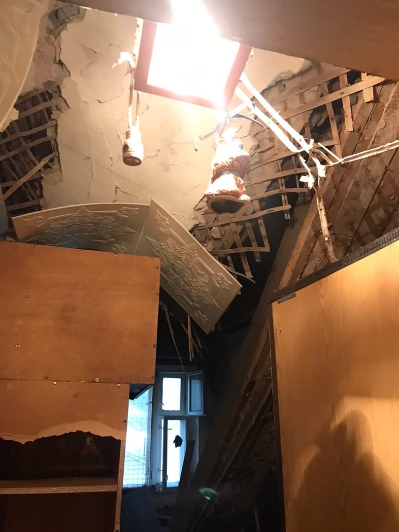 Потолок обрушился в квартире жилого дома в Кстове