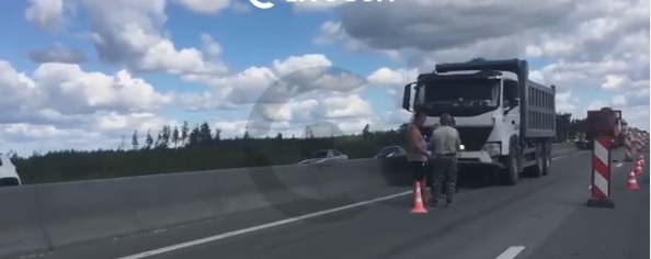Грузовик насмерть сбил рабочего при ремонте дорог на трассе М-7 в Нижегородской области (ВИДЕО)